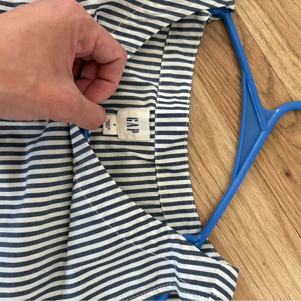 GAP Cold Shoulder Top - Picture 2 of 4
